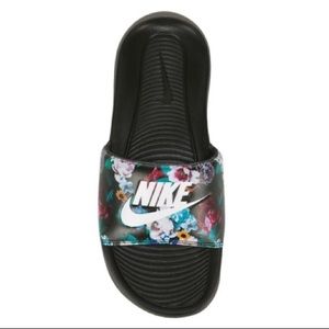 Nike VICTORI Slides: black floral / pink checkered